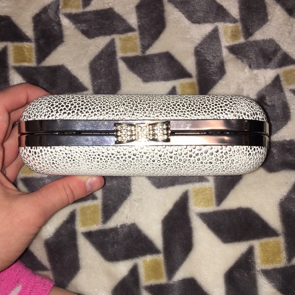 Claire’s clutch - Picture 3 of 5